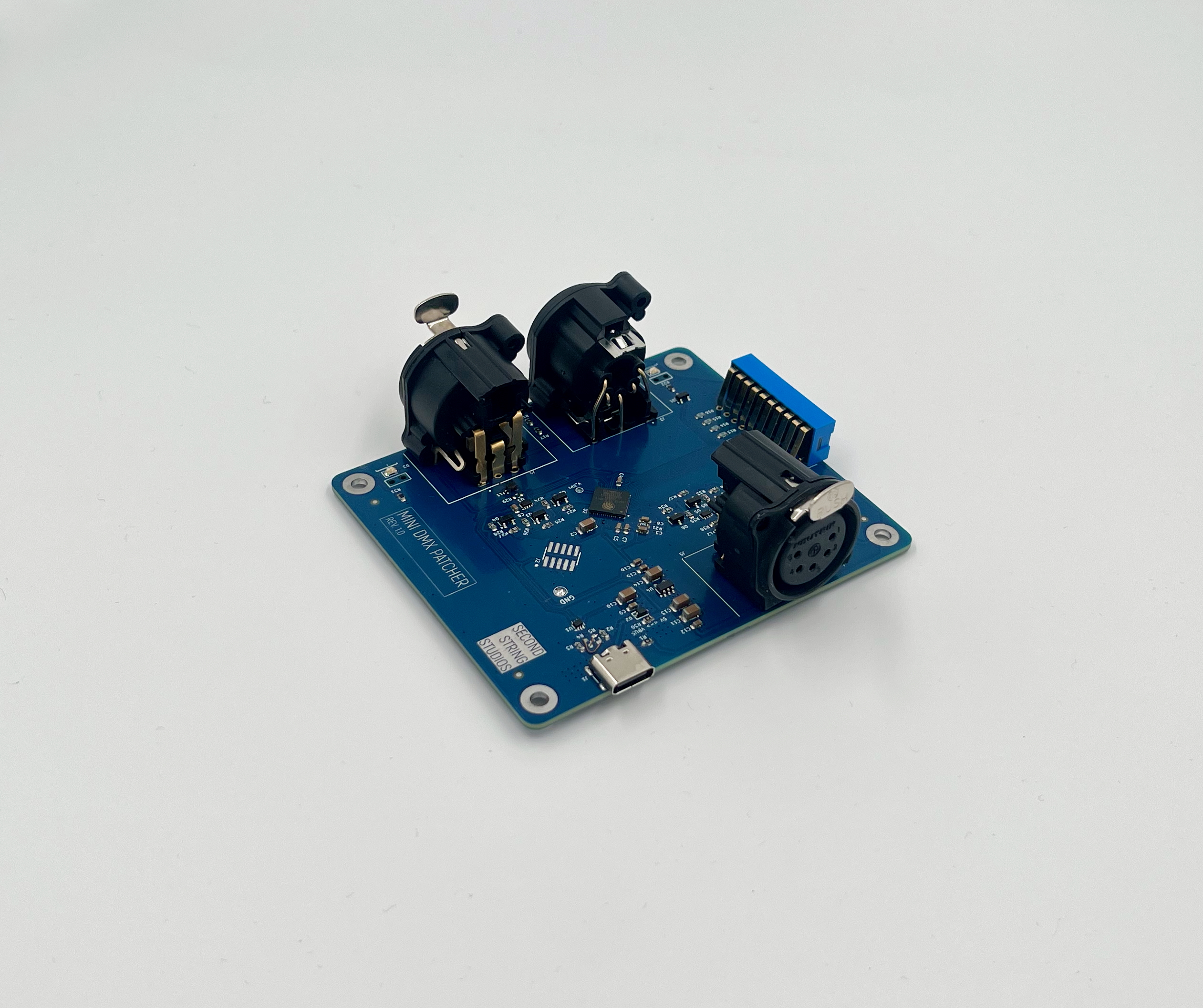 images/1_mini-dmx-patcher_rev-1-0_angle.jpeg
